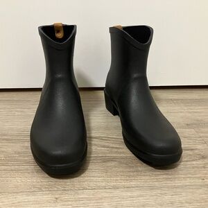 Aigle size 40 women classic equestrian style rubber heeled rain boot black EUC